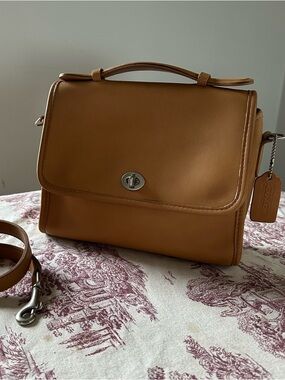 Vintage Coach COURT 9870 bag Camel Tan Old Money Iconic Luxury Nickel Turn Lock